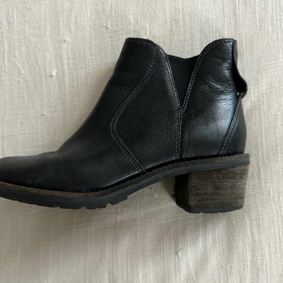 LL Bean Black Leather Slip On Heeled Chelsea Ankle
Boots - Picture 2 of 8